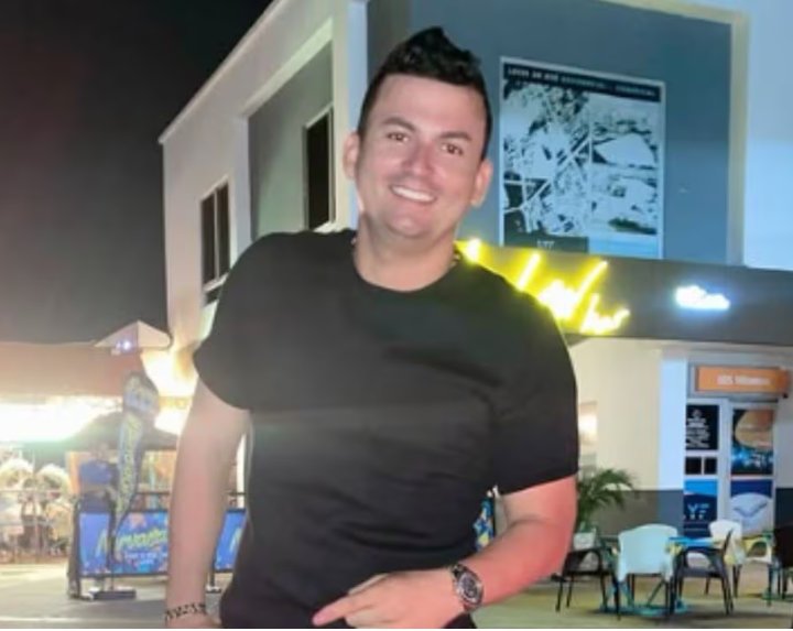 El artista de vallenato, Rafael Blanco, habría presentido su final El artista de vallenato, Rafael Blanco, fallece sorpresivamente por un paro cardíaco en Sincelejo tras una presentación.