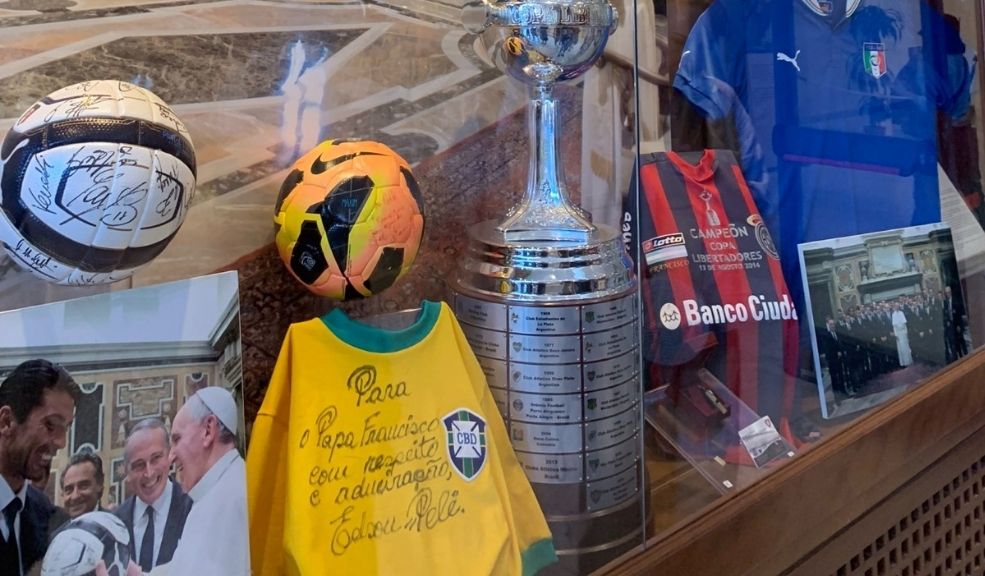 El legado del fútbol que dejó el papa Francisco en el museo del Vaticano A lo largo de su pontificado, Jorge Bergoglio recibió cientos de obsequios deportivos de clubes, selecciones, jugadores y entrenadores.