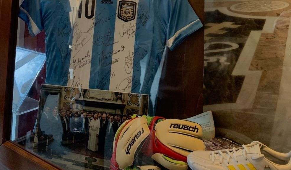 El legado del fútbol que dejó el papa Francisco en el museo del Vaticano A lo largo de su pontificado, Jorge Bergoglio recibió cientos de obsequios deportivos de clubes, selecciones, jugadores y entrenadores.