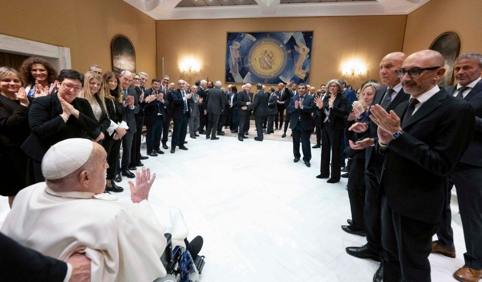 El papa recibió y agradeció al personal del hospital donde fue atendido 2 El papa recibió y agradeció al personal del hospital donde fue atendido El papa Francisco recibió este miércoles al personal del hospital de Roma donde fue tratado durante 38 días por una doble neumonía que lo llevó al borde de la muerte, anunció el Vaticano.