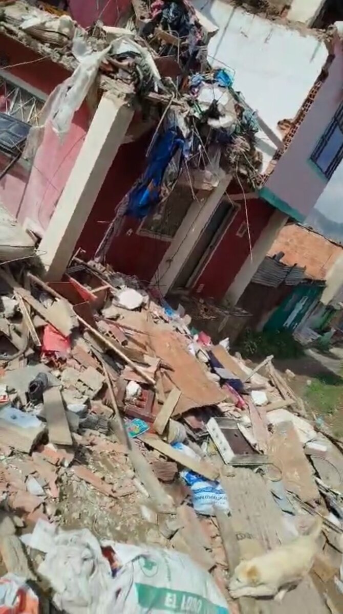 Emergencia en Soacha: vivienda se derrumba y deja 3 heridos Las autoridades atendieron el derrumbe de una vivienda en el sector de Los Pinos, en Soacha. Este es el reporte.