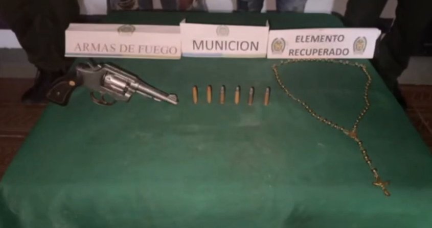 En Girardot, capturan pareja de ladrones tras robo de cadena Una pareja de presuntos ladrones fue capturada en flagrancia tras robar una cadena. Los capturados contaban con antecedente e intentaron huir después del robo.