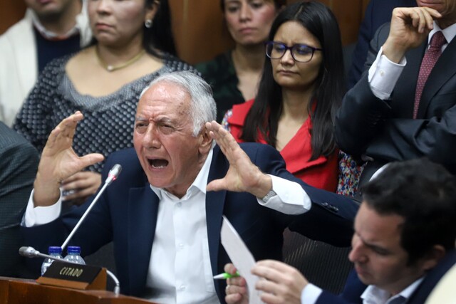 ¿Puede el Estado obligar a vacunar a los menores contra la fiebre amarilla? 1 ¿Puede el Estado obligar a vacunar a los menores contra la fiebre amarilla? El ministro de Salud, Guillermo Alfonso Jaramillo, encendió una controversia al declarar que el Estado puede obligar a vacunar a los niños si los padres se niegan, en el marco de una alerta sanitaria por el aumento de casos de fiebre amarilla.