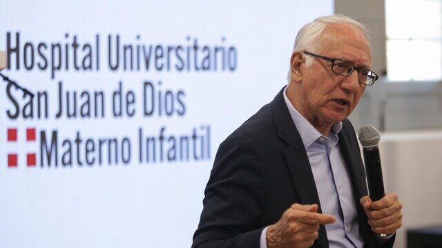 ¿Puede el Estado obligar a vacunar a los menores contra la fiebre amarilla? El ministro de Salud, Guillermo Alfonso Jaramillo, encendió una controversia al declarar que el Estado puede obligar a vacunar a los niños si los padres se niegan, en el marco de una alerta sanitaria por el aumento de casos de fiebre amarilla.