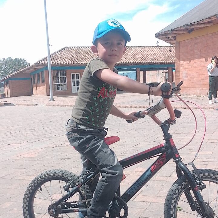 Familia exige justicia tras la muerte de un niño arrollado por motociclista Una familia en Sesquilé, Cundinamarca, exige justicia por Ángel Santiago, un niño quien murió tras ser atropellado por un motociclista. Lea más información aquí.