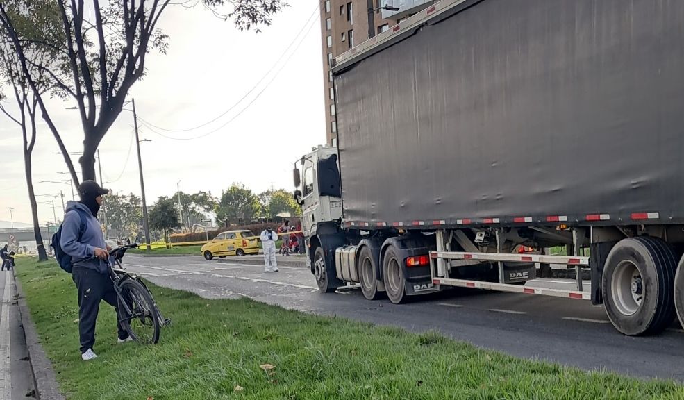 Fatal accidente de tránsito cobró la vida de una motociclista en la Av. Boyacá 2 Fatal accidente de tránsito cobró la vida de una motociclista en la Av. Boyacá En el siniestro se vio involucrado un tractocamión y hasta el momento se desconocen las causas que originaron el siniestro.