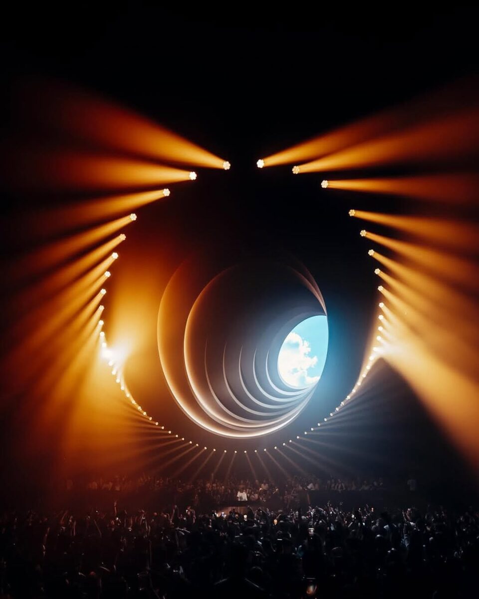 Black Coffee llega al Bogotá con su imperdible show de música electrónica El espectáculo “Oval” se aleja de los montajes convencionales para ofrecer una experiencia visual única. En lugar de pantallas tradicionales, el show contará con un óvalo inclinado sobre el escenario.