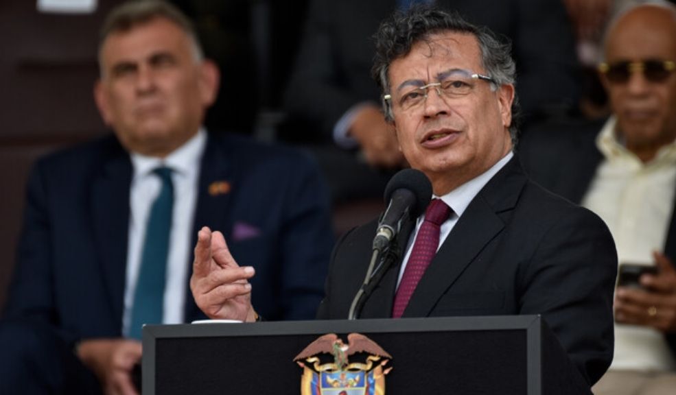 La Corte suspende provisionalmente la investigación del CNE contra Petro La suspensión provisional se mantendrá hasta que la Corte Constitucional emita una sentencia definitiva sobre la tutela presentada por el presidente Petro.