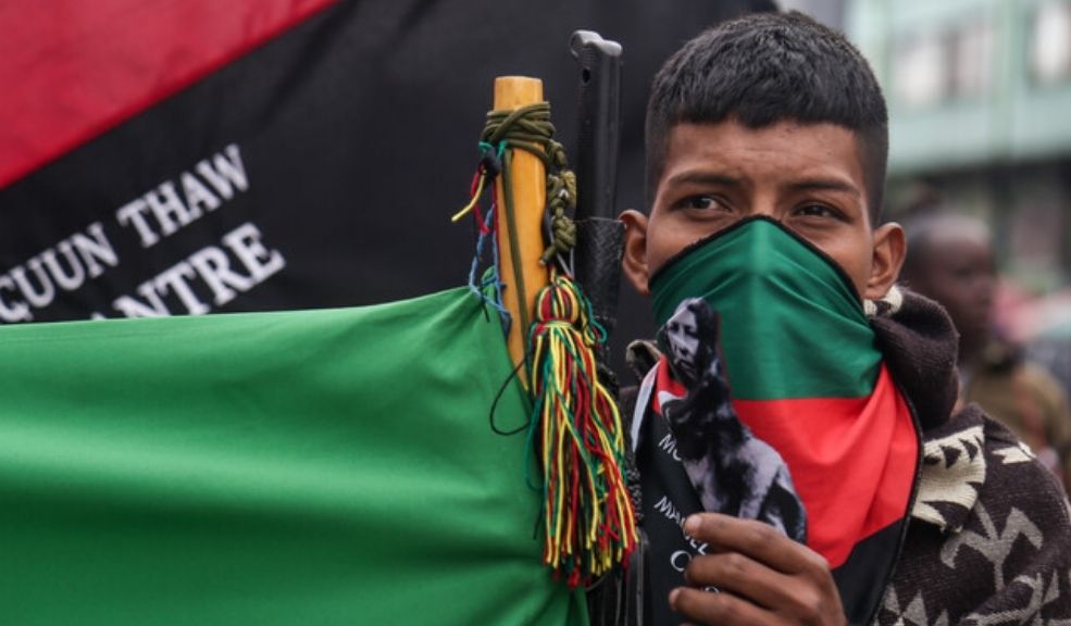 Indígenas piden perdón y arremeten contra Petro: "Nos dejó abandonados" 1 Indígenas piden perdón y arremeten contra Petro: "Nos dejó abandonados" Luego de las violentas manifestaciones realizadas por los indígenas en el centro de Bogotá, representantes de ese grupo pidieron excusas públicas y arremetieron contra el presidente, Gustavo Petro.
