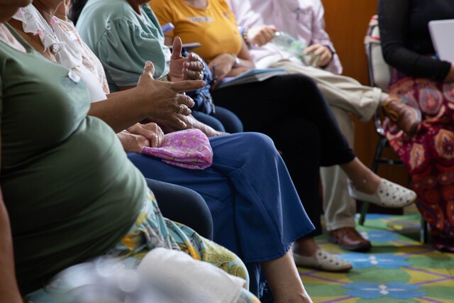 Más de 350 mil víctimas del conflicto participan en los los procesos de la JEP 1 Más de 350 mil víctimas del conflicto participan en los los procesos de la JEP La Jurisdicción Especial para la Paz (JEP) reconoció este 9 de abril, Día Nacional de la Memoria y Solidaridad con las Víctimas, a las 353.085 personas acreditadas como víctimas en su sistema judicial transicional, quienes participan en los once macrocasos abiertos por los crímenes más graves del conflicto armado colombiano y forman parte activa en los escenarios judiciales y restaurativos que adelanta el tribunal.