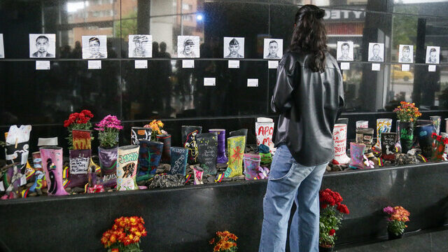 Más de 350 mil víctimas del conflicto participan en los los procesos de la JEP La Jurisdicción Especial para la Paz (JEP) reconoció este 9 de abril, Día Nacional de la Memoria y Solidaridad con las Víctimas, a las 353.085 personas acreditadas como víctimas en su sistema judicial transicional, quienes participan en los once macrocasos abiertos por los crímenes más graves del conflicto armado colombiano y forman parte activa en los escenarios judiciales y restaurativos que adelanta el tribunal.