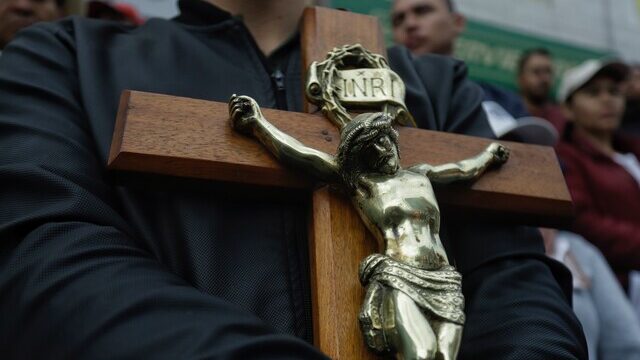 Esta es la hora en que Jesús murió el Viernes Santo según la tradición cristiana Según la tradición cristiana, esta es la hora en la que Jesús de Nazaret murió Viernes Santo.