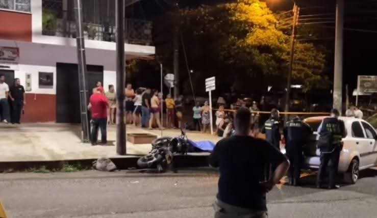 Joven murió en accidente de moto en Villavicencio 1 Joven murió en accidente de moto en Villavicencio Juan Pablo Apolinar de 19 años, murió al chocar su moto contra un poste en Villavicencio; investigan si un carro lo obligó a maniobrar bruscamente.
