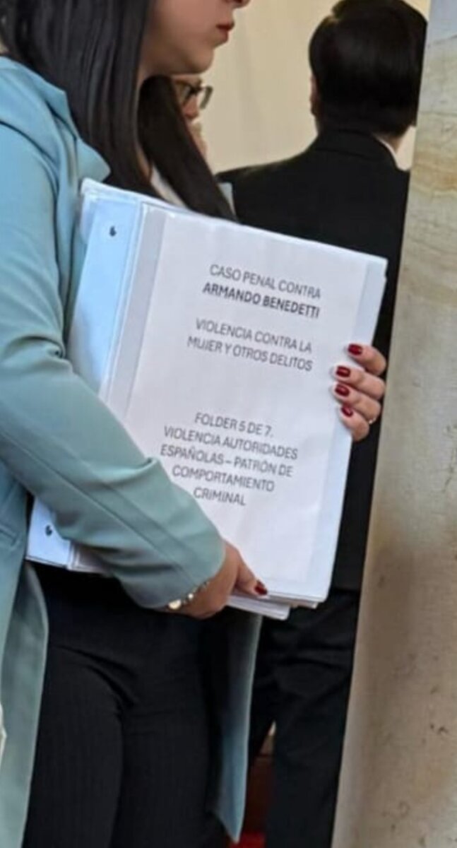 Las nuevas pruebas que entregará Sarabia en la Fiscalía contra Benedetti Con varios fólderes en mano, Laura Sarabia, canciller de la República, se presentó a la Fiscalía para declarar en contra de Armando Benedetti.