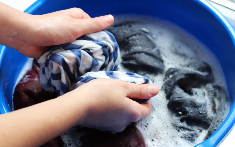 ¿Bañarse en río o en mar lo convierte en pez? Este y otros mitos sobre la Semana Santa 3 ¿Bañarse en río o en mar lo convierte en pez? Este y otros mitos sobre la Semana Santa Aunque estas costumbres forman parte del imaginario colectivo, es importante diferenciar entre las prácticas basadas en la fe y aquellas nacidas del mito o la tradición popular. A ver cuál de todas hace en Semana Santa.