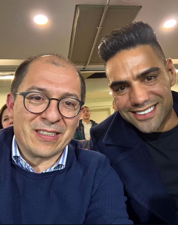 Le llueven críticas a Falcao por foto que le tomaron en El Campín y causó polémica El exfiscal Barbosa reaccionó a las críticas por la foto con Falcao en sus redes sociales.