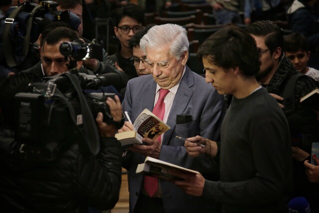 Así fue la última visita Mario Vargas Llosa a Colombia 1 Así fue la última visita Mario Vargas Llosa a Colombia El reconocido escritor latinoamericano Mario Vargas Llosa, quien falleció el pasado domingo, tuvo la oportunidad de visitar distintos paises de la región a lo largo de toda su vida. En el caso de Colombia, su última visita se desarrolló para el año 2018. Le contamos detalles.