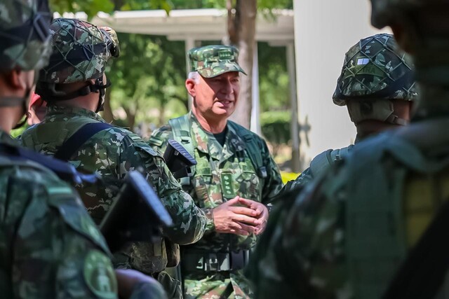 La historia de alias 'Calarcá', el jefe de las disidencias que desata el terror en el país Conozca la historia de cómo alias 'Calarcá' pasó de ser un joven reclutado por las Farc a convertirse en el jefe de las disidencias de este grupo subversivo y sembrar el terror en el país.