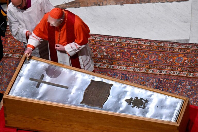 La capilla ardiente del papa Francisco cierra con 250.000 visitantes