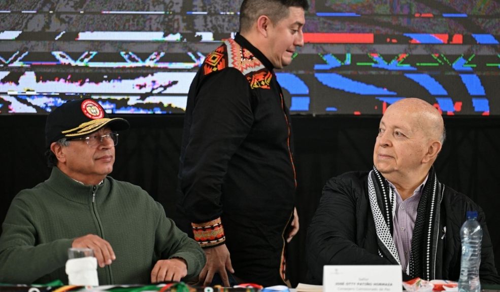 La política de Paz Total del gobierno de Petro obtuvo su primer logro El presidente Petro participó en el inicio del fin de las armas de los Comuneros junto a Royer Garzón, representante del grupo armado, quien le obsequió un bastón.