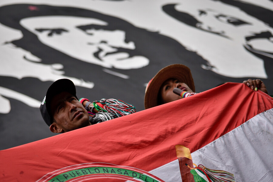 Los contratos del Gobierno con los indígenas que participan en la minga Este pacto, que firmaron el gobierno Petro y Consejo Regional Indígena del Cauca - CRIC, establece que para el año 2025 el gobierno Petro entregará $300 mil millones de pesos al CRIC en contratos.