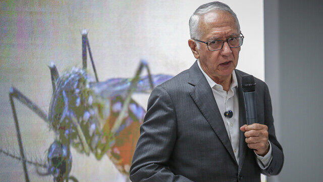 Gobierno ordena alerta hospitalaria nacional por fiebre amarilla El Gobierno declaró la alerta sanitaria por fiebre amarilla en Colombia y ordenó la alerta hospitalaria en todo el país, una medida que obligará a cada departamento a designar un hospital específico para atender los casos.