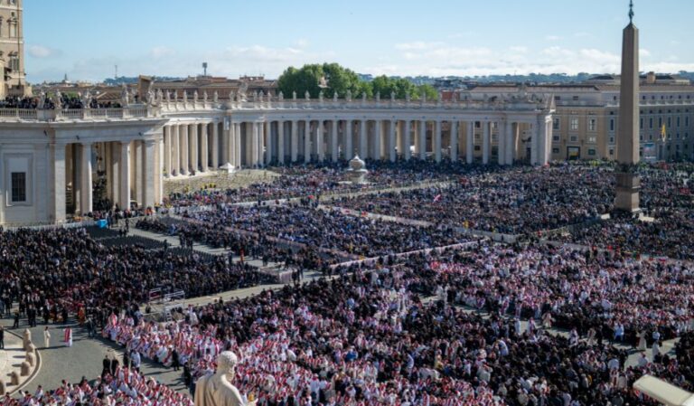 Mas-de-250-mil-fieles-congregados-en-la-plaza-de-San-Pedro-despiden-al-Papa