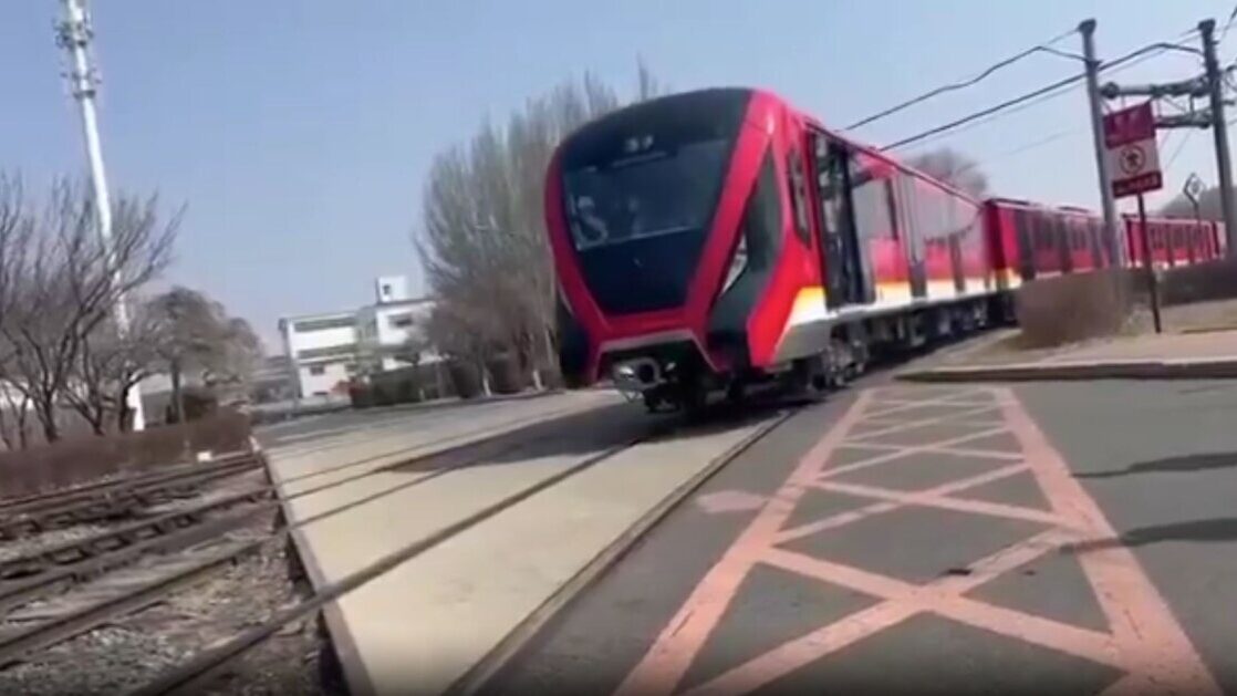 EN VIDEO: Primer tren del Metro de Bogotá realiza pruebas de rodaje en China 1 EN VIDEO: Primer tren del Metro de Bogotá realiza pruebas de rodaje en China El alcalde de Bogotá, Carlos Fernando Galán, compartió en su cuenta de X un video que muestra al primer vagón de la Línea 1 del Metro de la capital haciendo pruebas en China.