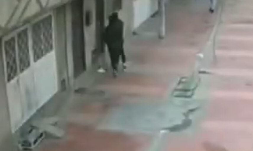 Mujer de 82 años fallece en su residencia durante asalto en Bosa 1 Mujer de 82 años fallece en su residencia durante asalto en Bosa Mujer de 82 años muere amordazada en su casa de Bosa durante un asalto realizado por dos personas.