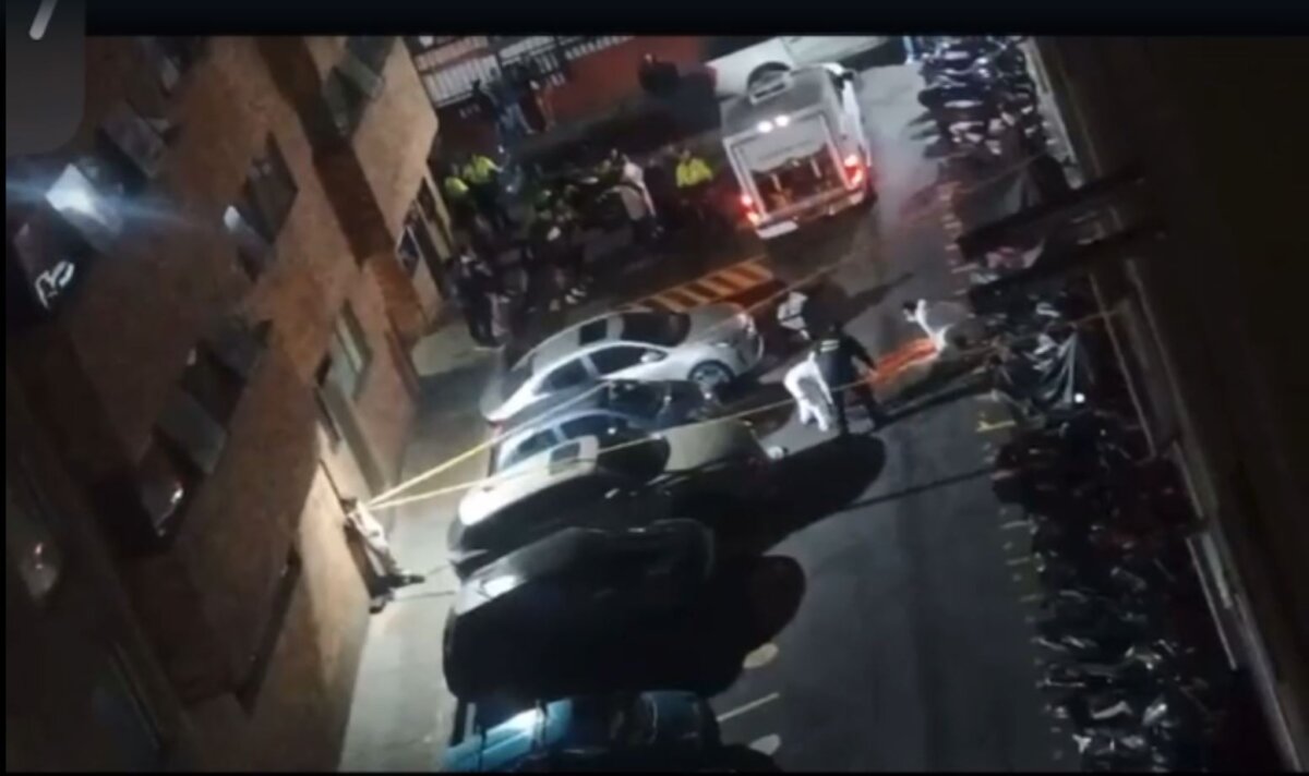 Mujer mató a su madre y luego se lanzó del edificio donde residía En Molinos, Rafael Uribe Uribe, una mujer atacó a su madre y luego se lanzó desde un sexto piso; ambas murieron. Autoridades investigan la tragedia familiar.