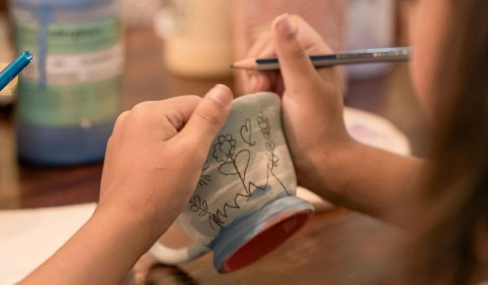 Niñas y niños podrán disfrutar de un taller de frottage gratuito en Bogotá El próximo viernes 19 de abril, niñas y niños en Bogotá tendrán la oportunidad de participar en un taller gratuito de frottage, una técnica artística que permite descubrir formas y texturas a partir de superficies cotidianas.