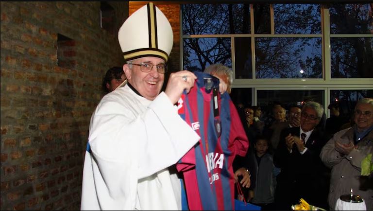 El emotivo homenaje de la AFA al papa Francisco La narración, cargada de frases que mezclan la fe con el fútbol, recuerda que el papa era hincha ferviente del club San Lorenzo y que “ahora tenemos allá arriba al papa del Bajo Flores”.