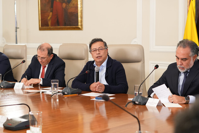 "Me censuran y no me consideran presidente": Petro contra el Consejo de Estado Con fuertes cuestionamientos a las Altas Cortes, el presidente Gustavo Petro cuestionó la decisión de prohibir la transmisión de los consejos de ministros en la TV privada y local.