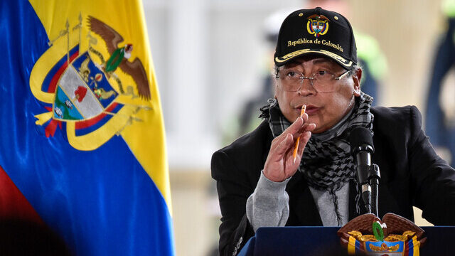 Petro se refiere a Presidente del Senado como "HP" por consulta popular El presidente Gustavo Petro insultó al presidente del Senado, Efraín Cepeda, porque este se opone a la consulta popular. Aquí están las declaraciones.