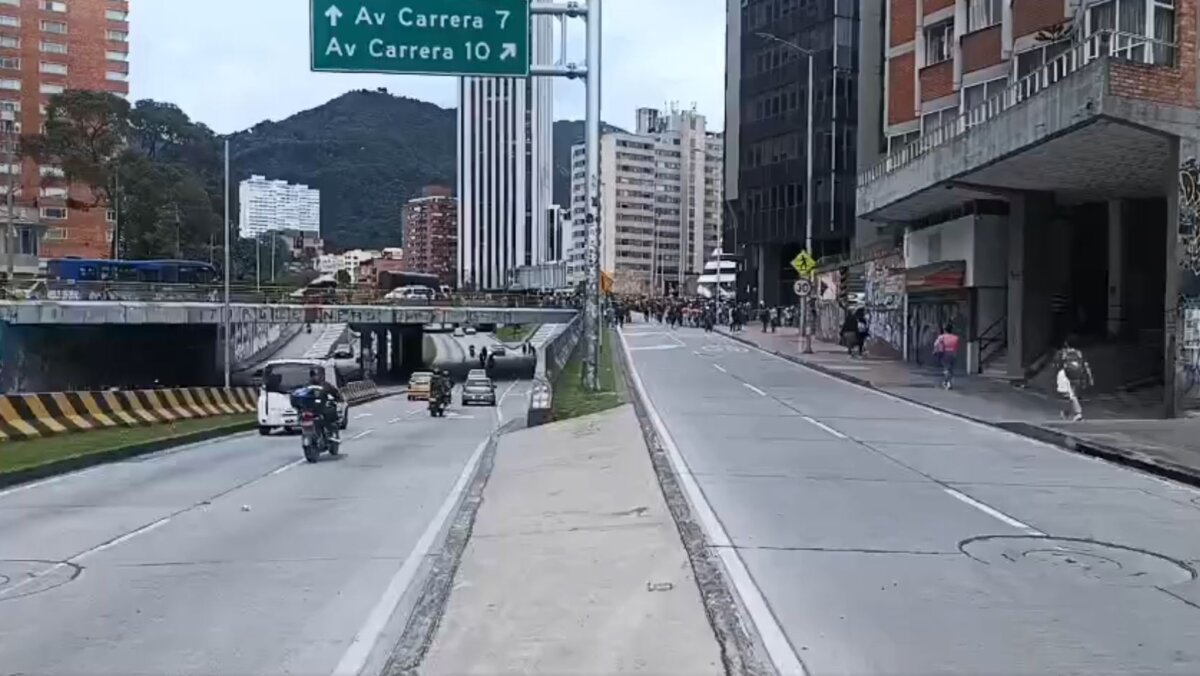 Por manifestaciones, se reportan problemas de movilidad en Bogotá: hay estaciones de TM cerradas 1 Por manifestaciones, se reportan problemas de movilidad en Bogotá: hay estaciones de TM cerradas La operación en varias estaciones se detuvo por cuenta de las manifestaciones. Este es el reporte de TransMilenio.