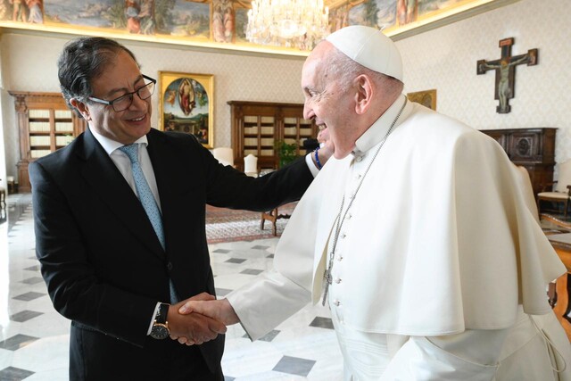 Gustavo Petro sí asistirá a las exequias del papa Francisco Aunque al principio puso en duda su viaje al Vaticano, el presidente Gustavo Petro confirmó que sí asistirá a las honras fúnebres por la muerte del Papa Francisco.
