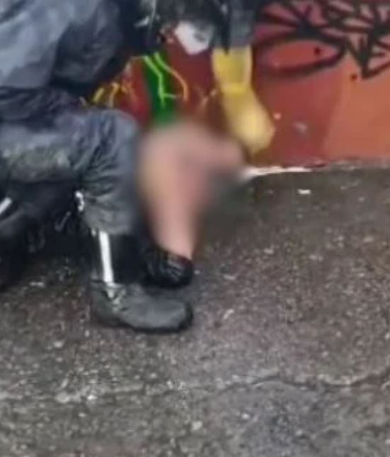 Paloterapia a dos presuntos ladrones en la plaza de Paloquemao Los hechos ocurrieron sobre la tarde de este lunes 21 de abril, según cuentan los testigos, los dos sujetos habrían intentado robar la motocicleta de una persona que transitaba por el sector.