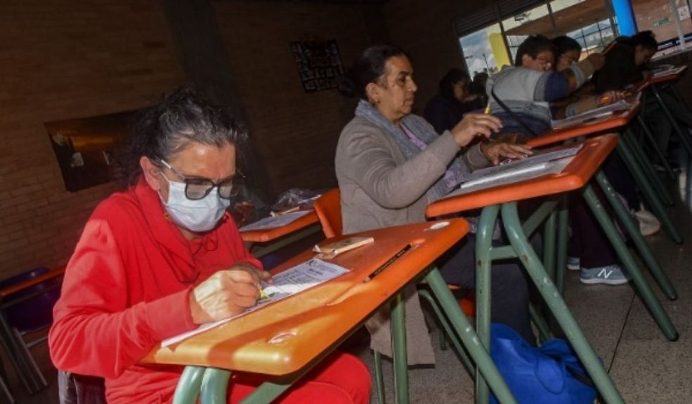 Personas mayores de Puente Aranda retoman el bachillerato En un emotivo ejemplo de superación y perseverancia, un grupo de personas mayores de 60 años, habitantes de la localidad de Puente Aranda en Bogotá, ha decidido retomar sus estudios de bachillerato gracias al apoyo de la Secretaría Distrital de Integración Social y su alianza con la Institución Educativa Distrital Camilo Torres.