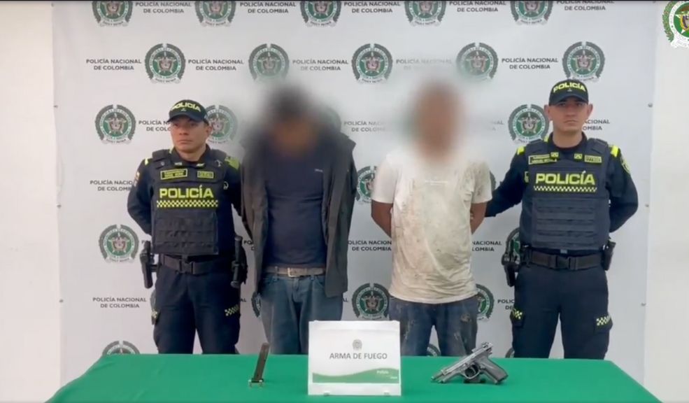 Policía capturó 2 bandidos que robaron una camioneta en Usaquén El robo, que tuvo lugar muy cerca del centro comercial Unicentro, fue registrado por cámaras de seguridad, las cuales muestran el momento en que varios hombres hurtaron una camioneta de alta gama. La acción desató una feroz persecución por parte de la Policía Metropolitana, que terminó con la captura de dos de los presuntos responsables en el sector de Calleja Alta, en Usaquén.