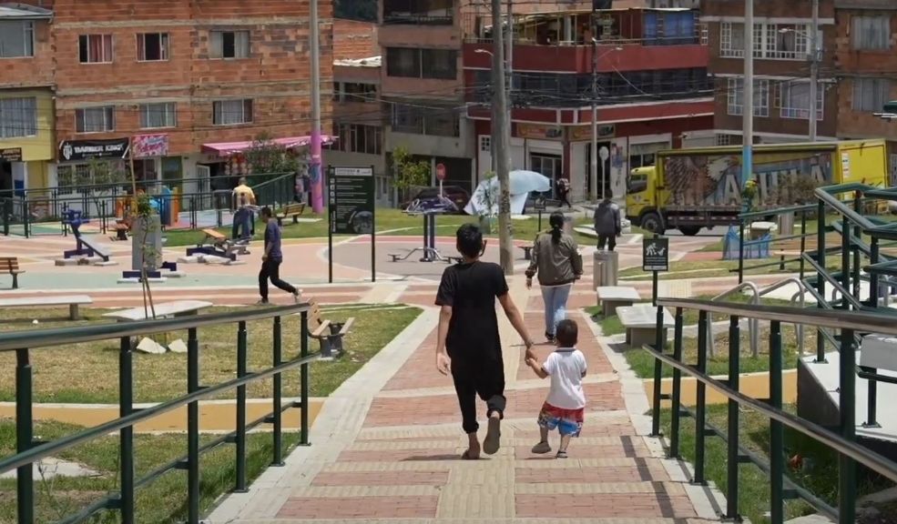 Renovación en Ciudad Bolívar: Caja de la Vivienda Popular revitaliza espacio público 2 Renovación en Ciudad Bolívar: Caja de la Vivienda Popular revitaliza espacio público La Alcaldía de Bogotá, a través de la Secretaría Distrital del Hábitat, ha implementado una serie de proyectos de recuperación y mejoramiento urbano en la localidad de Ciudad Bolívar durante 2025, con el objetivo de transformar el entorno y mejorar la calidad de vida de sus habitantes.