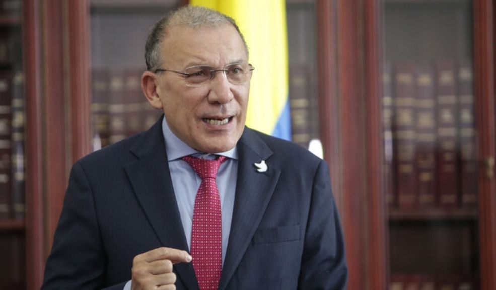 Roy Barreras renunció a la Embajada en Londres. ¿Aspirará a la Presidencia? 10 Roy Barreras renunció a la Embajada en Londres. ¿Aspirará a la Presidencia? El embajador de Colombia en el Reino Unido, Roy Barreras, presentó su carta de renuncia con una posible aspiración a las elecciones presidenciales de 2026.