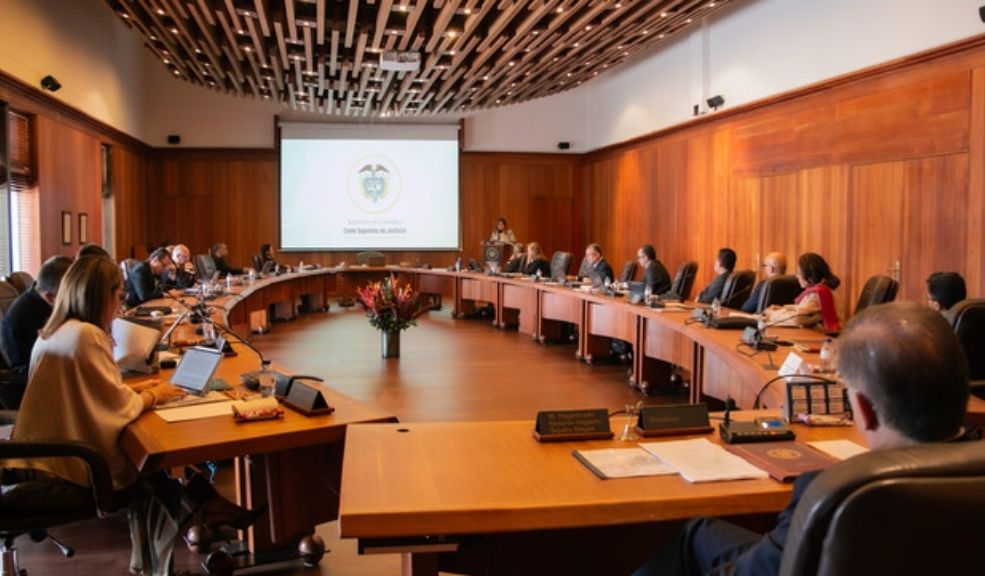 Resultados del primer año de gestión de la fiscal general Luz Adriana Camargo Desde que asumió el cargo en marzo de 2024, Camargo heredó investigaciones que involucran a contratistas, funcionarios y hasta personas cercanas al presidente Gustavo Petro.
