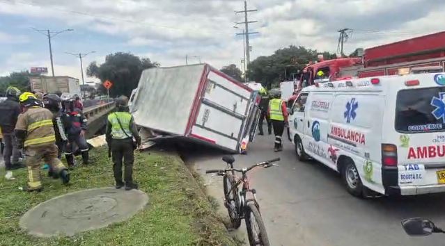 ¡Atención! Se presentan retrasos en la movilidad por volcamiento de camión en Kennedy