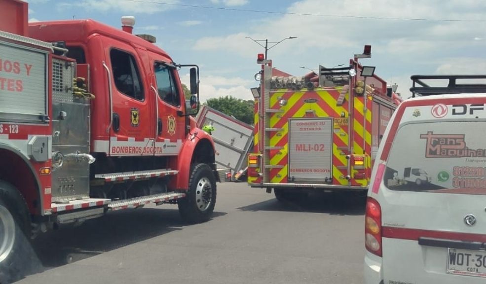 ¡Atención! Retraso en la movilidad por camión volcado en Kennedy En el accidente se encuentra involucrado un camión de transporte de alimentos cárnicos el cual terminó volcado sobre la vía.