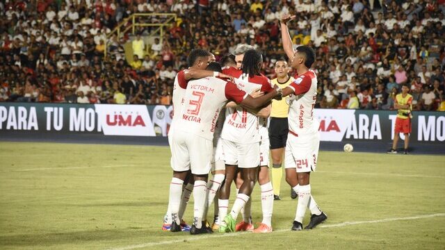 Santa Fe volvió a ganar en la Liga: se impuso sobre Llaneros y tomó un respiro 1 Santa Fe volvió a ganar en la Liga: se impuso sobre Llaneros y tomó un respiro Con un gol de Daniel Torres, Santa Fe venció a Llaneros, puso fin a su mal momento y ahora sueña con la clasificación a los cuadrangulares.