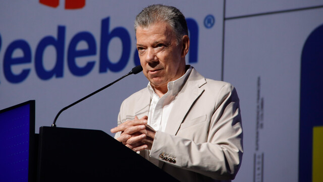 “Ha sido un total fracaso”: Santos arremete contra la Paz Total de Petro 1 “Ha sido un total fracaso”: Santos arremete contra la Paz Total de Petro El expresidente Juan Manuel Santo hizo fuertes críticas a la política de paz total del presidente Gustavo Petro y al manejo que el mandatario ha hecho a través de X de las relaciones diplomáticas con los Estados Unidos.