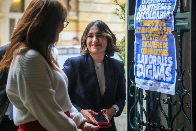 Las nuevas pruebas que entregará Sarabia en la Fiscalía contra Benedetti Con varios fólderes en mano, Laura Sarabia, canciller de la República, se presentó a la Fiscalía para declarar en contra de Armando Benedetti.