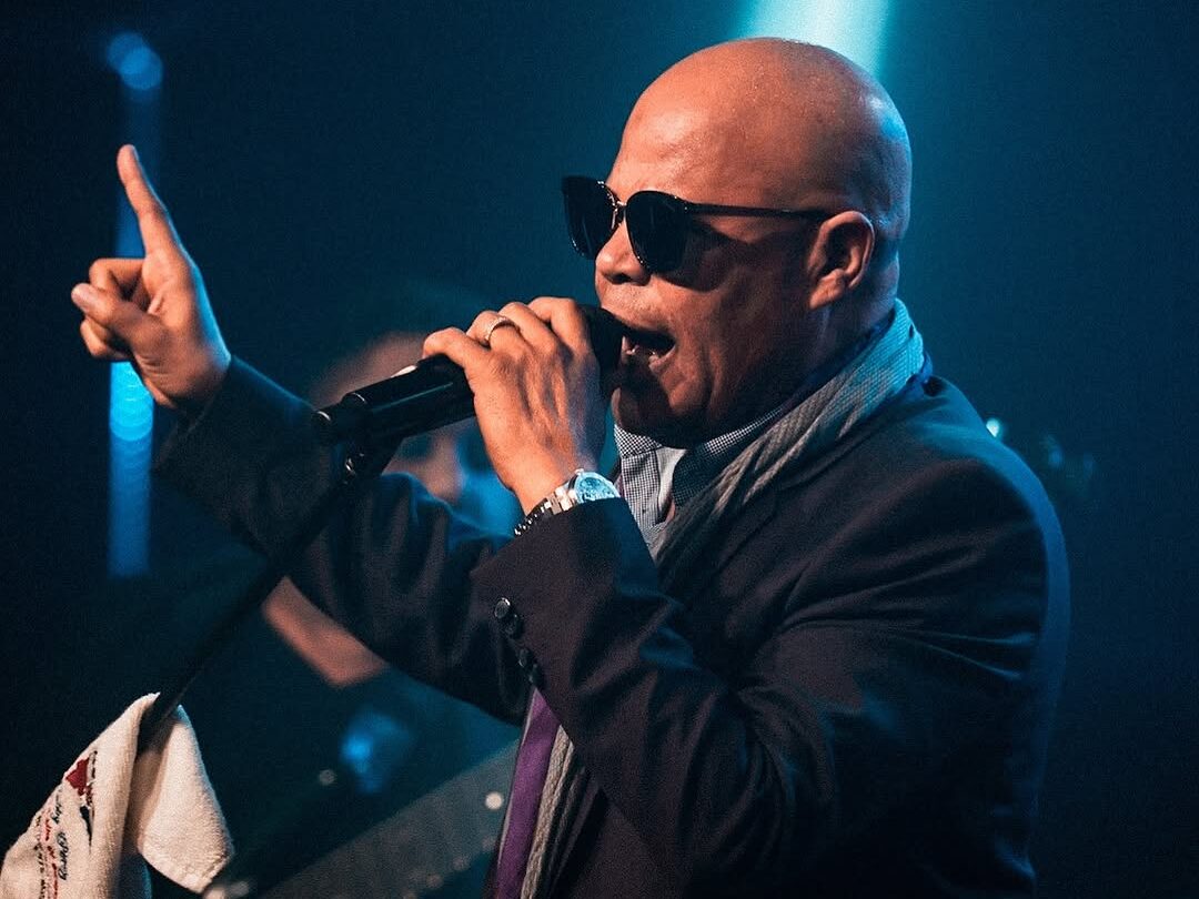 La historia de Rubby Pérez, la voz que puso a bailar al Caribe Roberto Antonio Pérez Herrera, ​​más conocido como Rubby Pérez, fue un músico y cantante de merengue dominicano. Recibió su nombre y apellido artístico por parte de su abuela materna y empezó a ser conocido como 'La voz mas alta del merengue'. Esta es su historia.