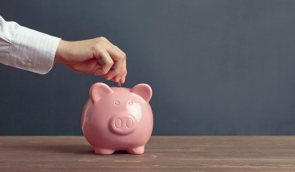 Seis mandamientos financieros para cuidar tu plata en Semana Santa 5 Seis mandamientos financieros para cuidar tu plata en Semana Santa Con la llegada de la Semana Santa, muchos colombianos se preparan para viajar, descansar o compartir en familia. Sin embargo, así como se planean los detalles del descanso, también es fundamental cuidar el bolsillo para evitar contratiempos financieros.
