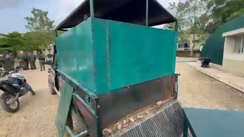 Blindaje a lo 'Mad Max': disidencias adaptaron camioneta para usarla como tanqueta Las autoridades incautaron una camioneta que fue transformada por las disidencias de las Farc como una tanqueta artesanal.